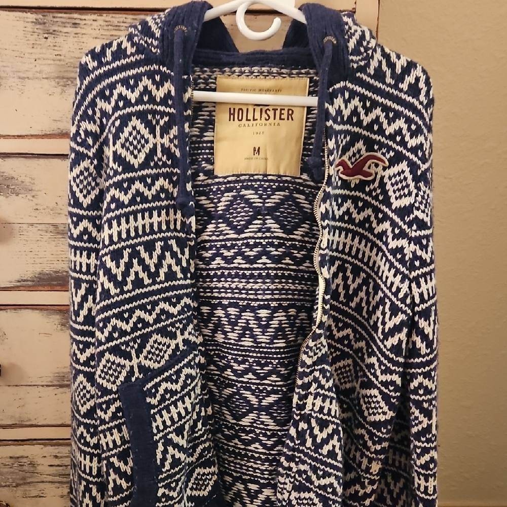 Hollister Men's Blue and White Patterned Knit Sweater